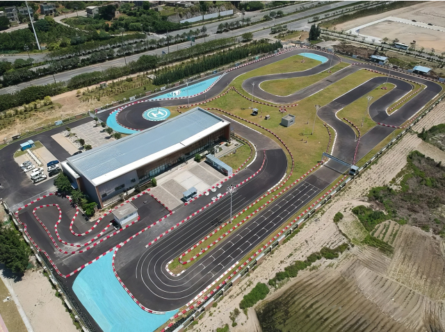 展集团有限, 车手须年满